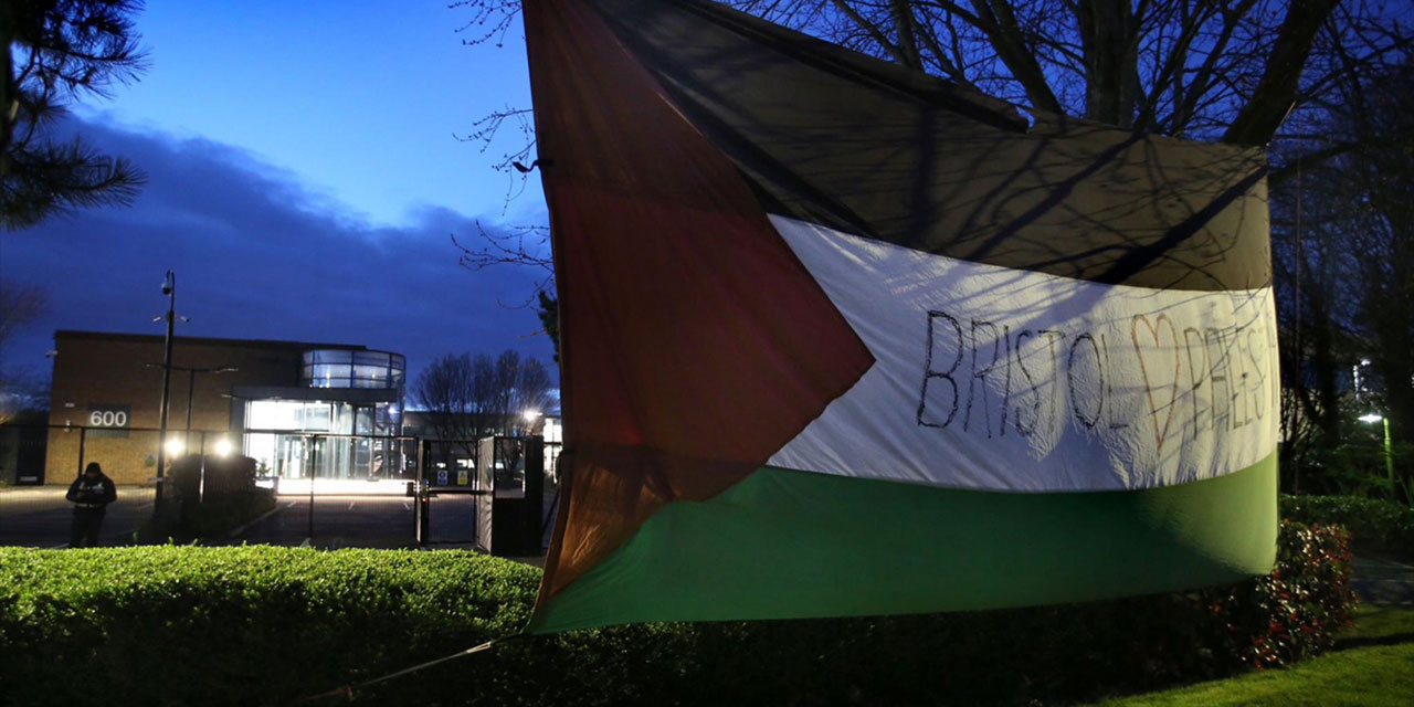 İngiltere'de Filistin destekçileri israilli silah şirketi önünde çadır kurdu