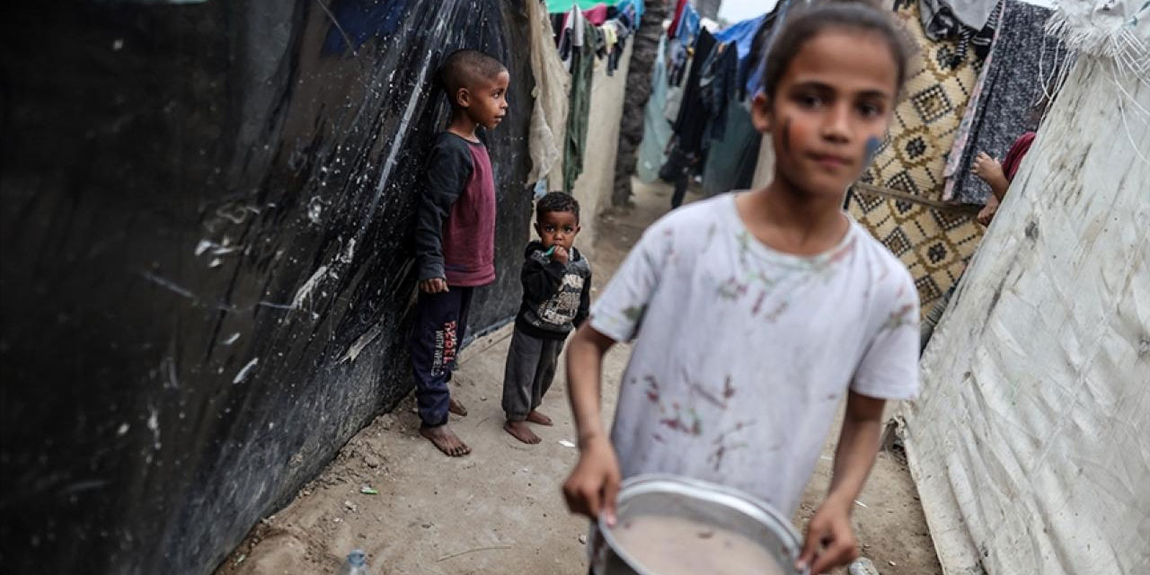 Gazze'de birçok aile 'yemeksiz sofralarda' iftarını açıyor