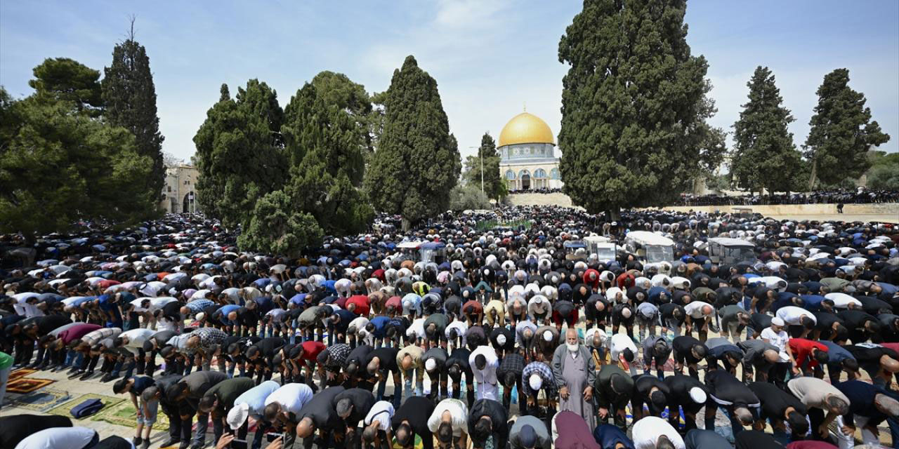 125 bin Filistinli ramazan ayının üçüncü cuma namazını Mescid-i Aksa'da kıldı