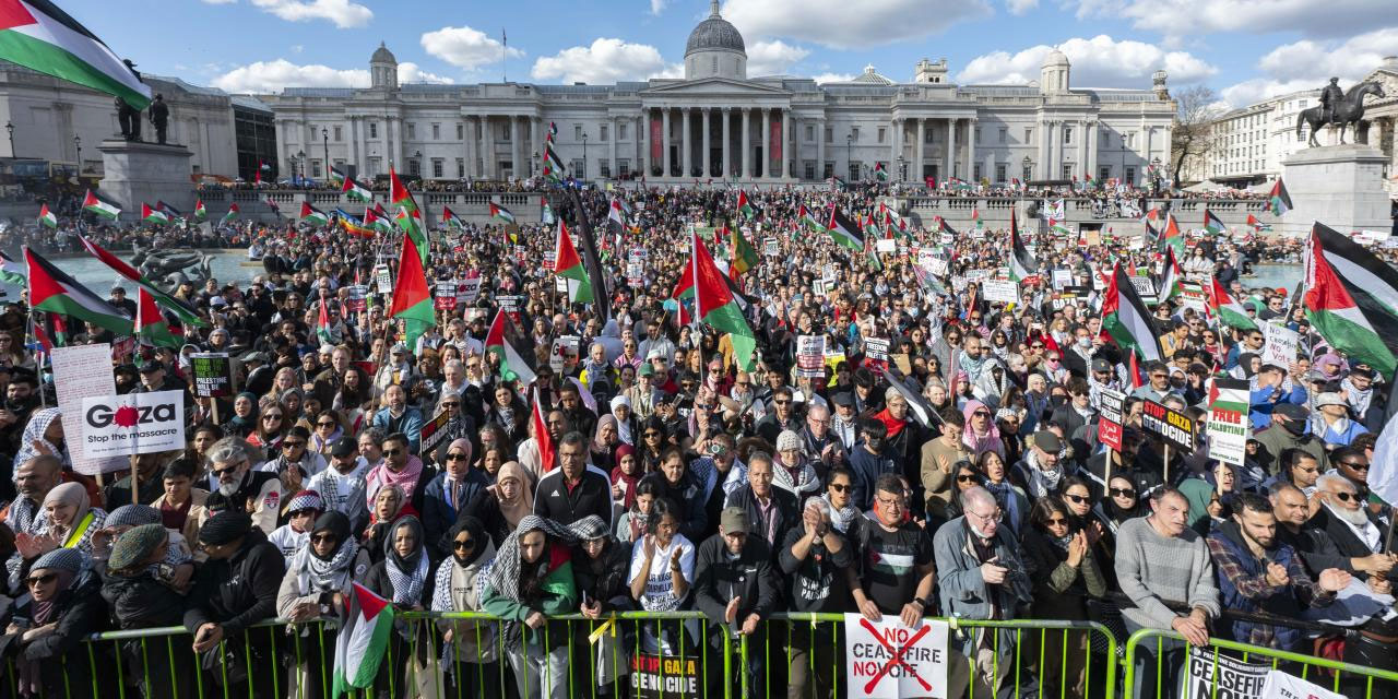 İngiltere'de yüz binlerce kişi soykırımcı israili protesto etti