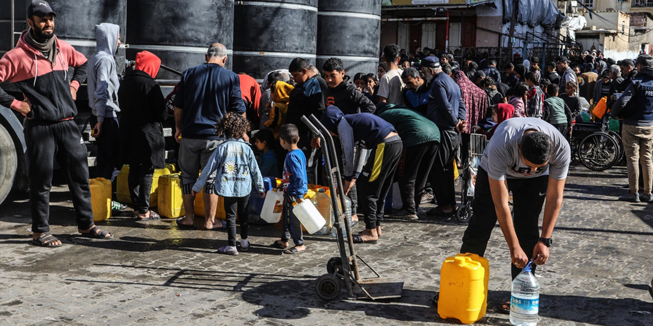 Gazzeliler, bir yudum su için uzun saatler kuyrukta bekliyor