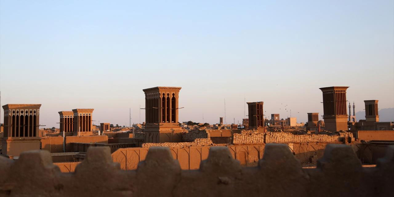 Çölün ortasında evleri serinleten doğal klima kuleleri