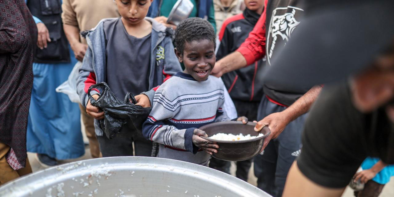 Gazze'de çocuklar, ailelerine yemek alabilmek için sıra bekliyor