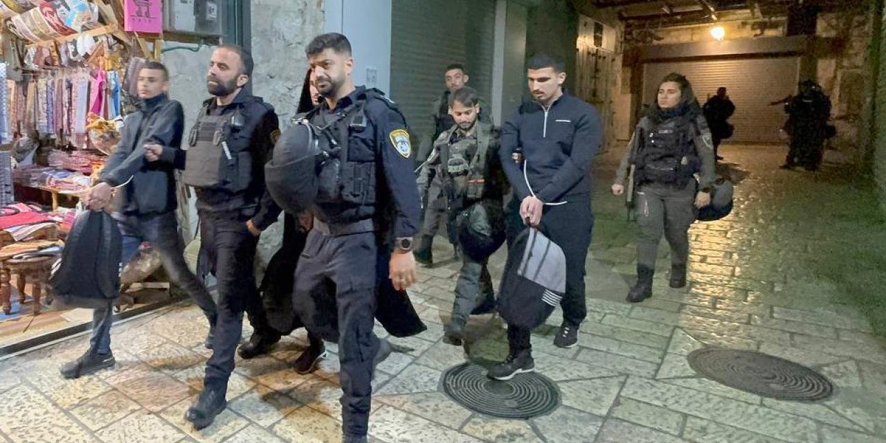 Alçak israil polisi Mescid-i Aksa'da Kadir Gecesi'nde ibadet edenlere saldırdı