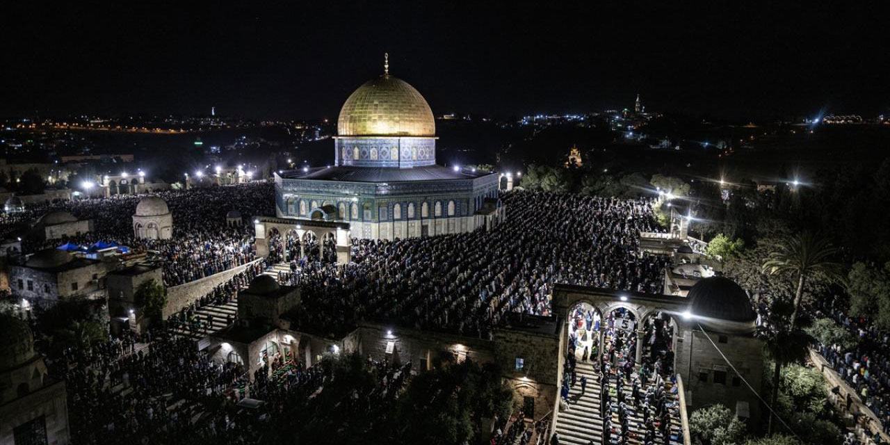 200 bin kişi Kadir Gecesi'ni Mescid-i Aksa’da gözyaşlarıyla ihya etti