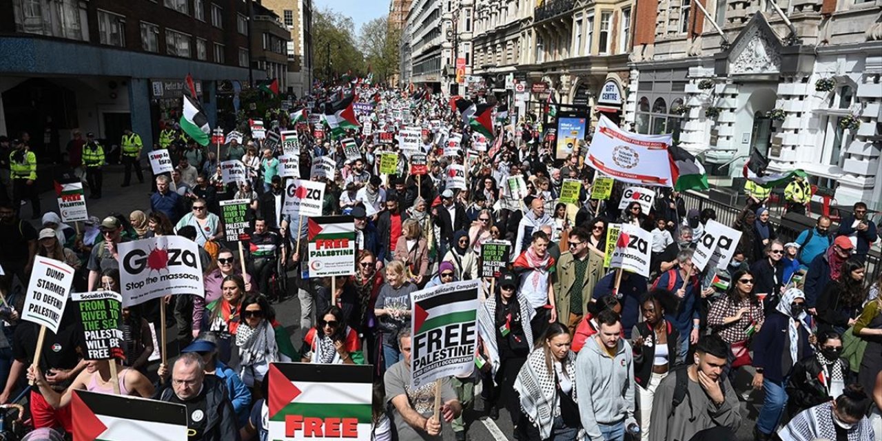 İngiltere'nin israile silah satışını protesto eden on binlerce kişi Londra'da yürüdü