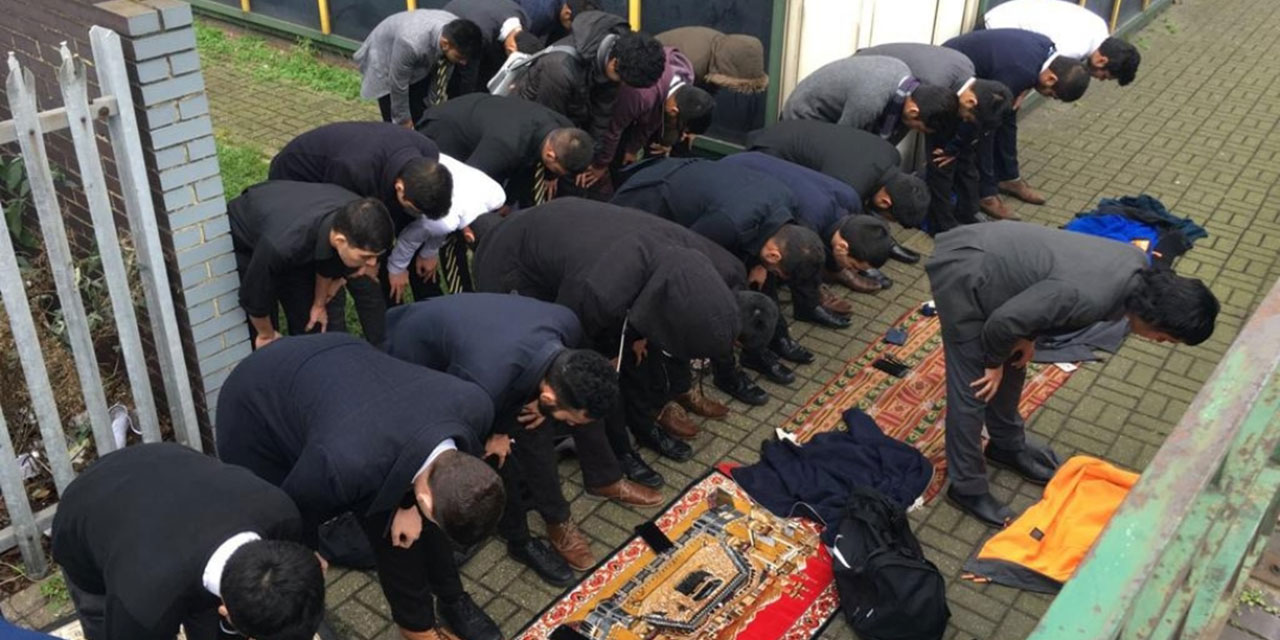 Müslüman öğrencinin İngiltere'deki okulunda verdiği 'namaz' mücadelesi