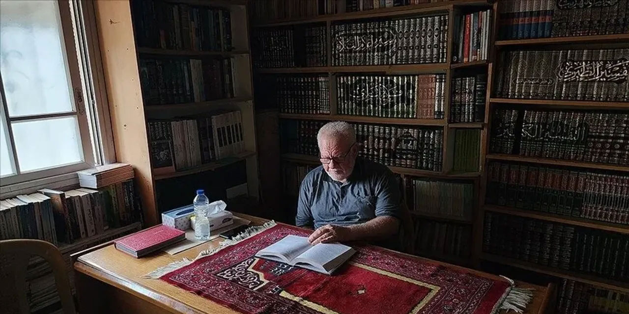 55 yıllık kütüphanesinin israil saldırısında yok olmasından endişe ediyor