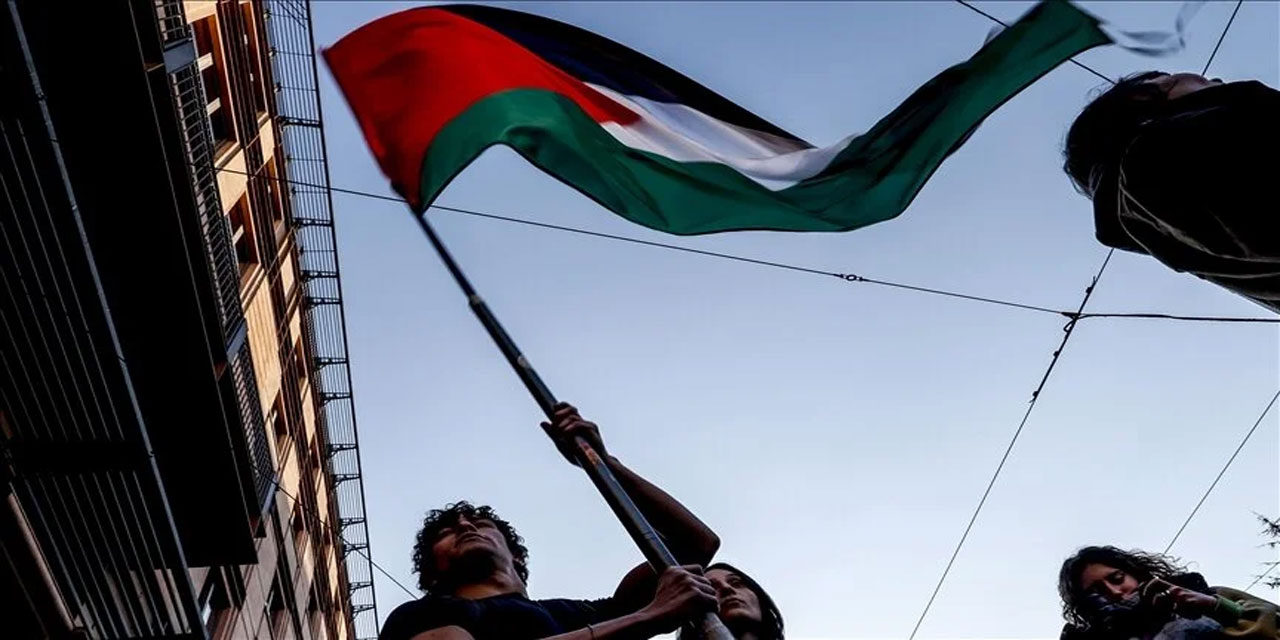 Fransa'da öğrenciler üniversite binasına Filistin bayrakları astı