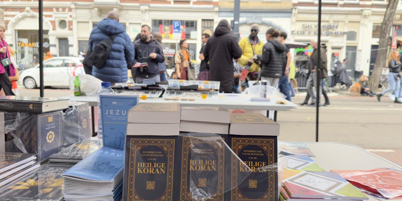 Hollanda'nın 'Kral Günü'nde Kur'an-ı Kerim dağıtıldı