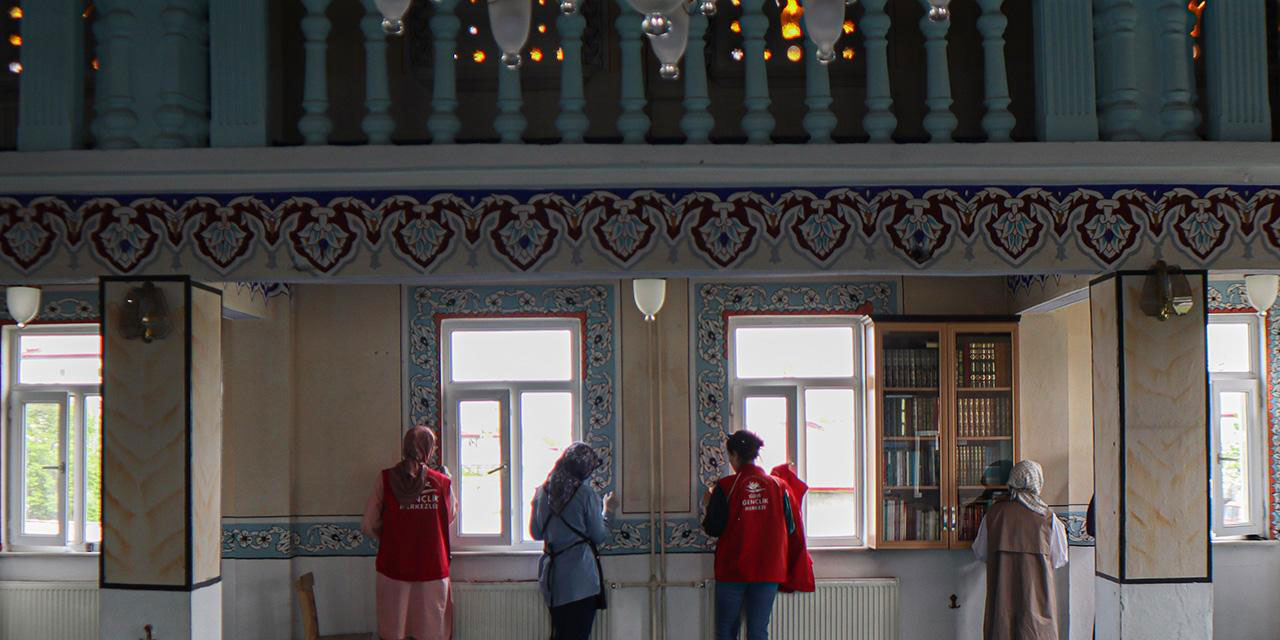 Gönüllü gençler camilerin zarar gören süslemelerini onarıyor