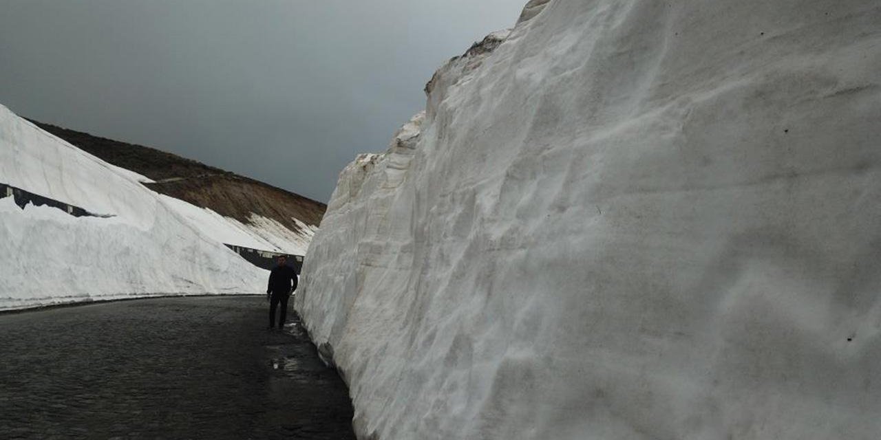 Mayıs ayında 5 metrelik kar tünelleri