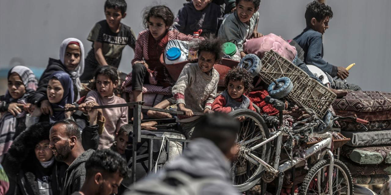 Katil israil saldırınca Refah'ta yaşayanlar göç etmeye başladı