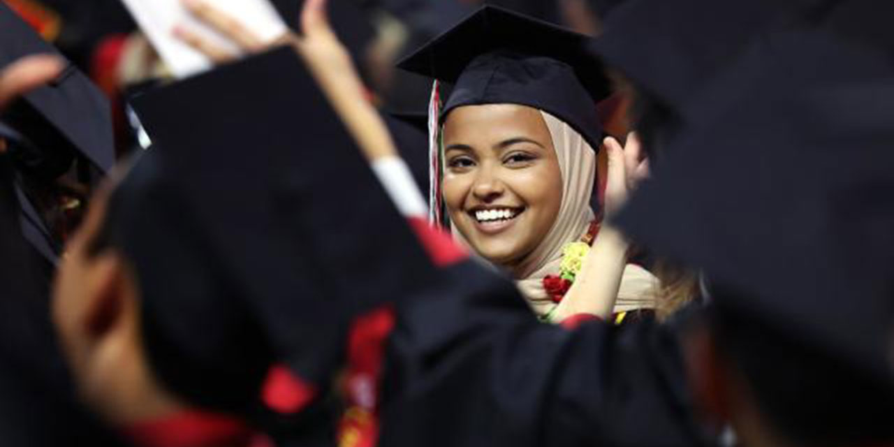 ABD'de okul birincisi Müslüman öğrenciye Gazze sansürü geri tepti, arkadaşları ayakta alkışladı