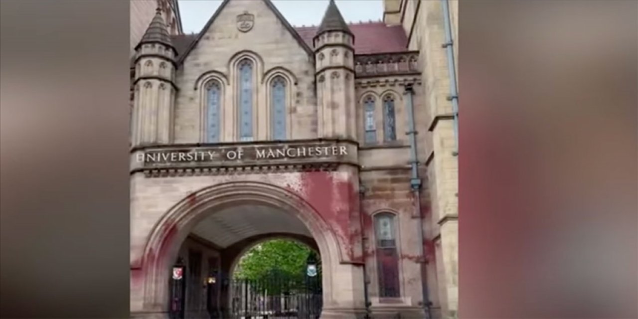 Manchester Üniversitesinin israil ile işbirliği kırmızı boyayla protesto edildi
