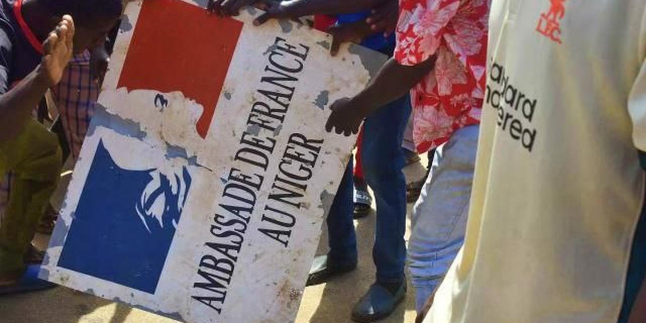 Fransa'nın eski sömürgeleriyle başı dertte: Bir bir kovuluyor