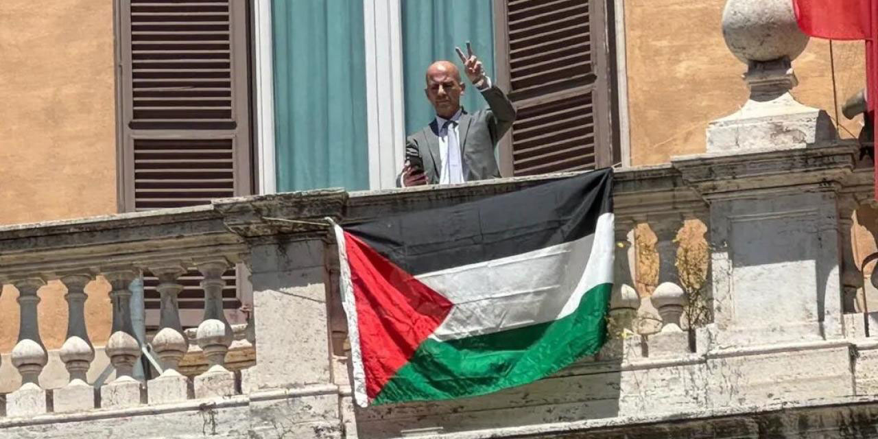 Eski İtalyan milletvekili, Temsilciler Meclisi'nin balkonuna Filistin bayrakları astı