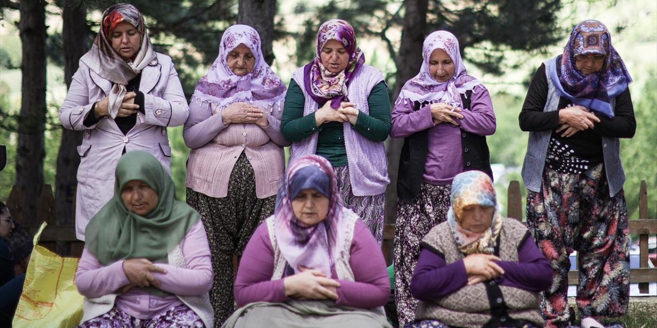 Teyzeler ve amcalar yağmur için namaz kıldı, dua etti