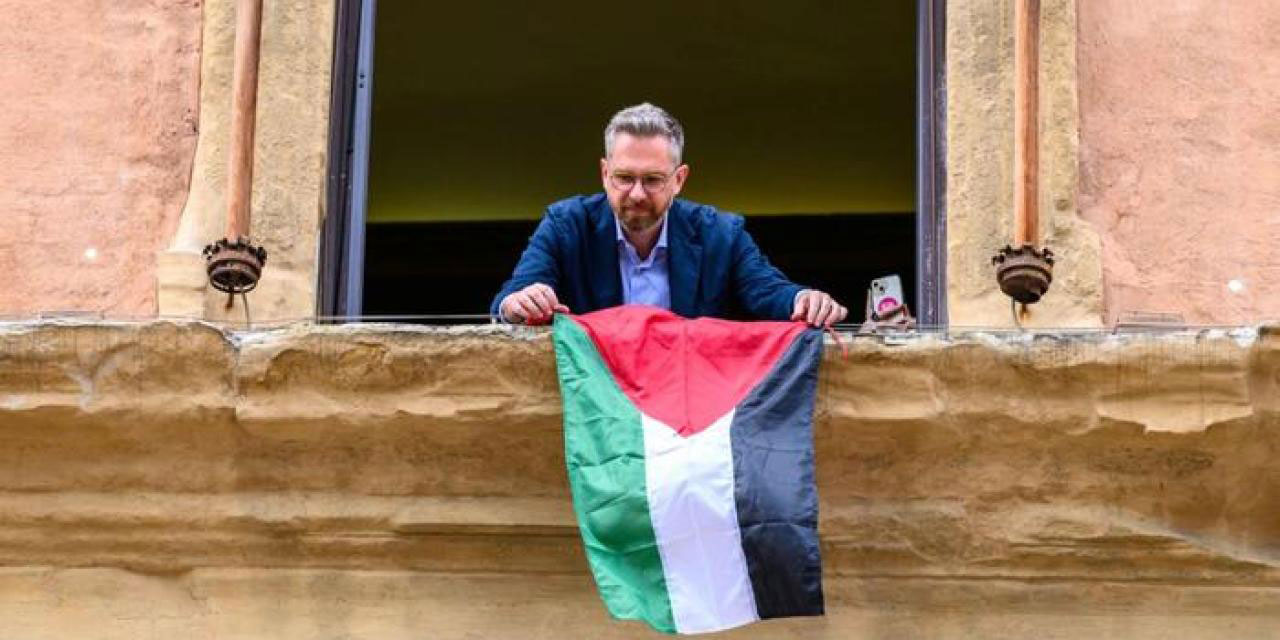İtalya'da Belediye Başkanı, belediye binasına Filistin bayrağı astı