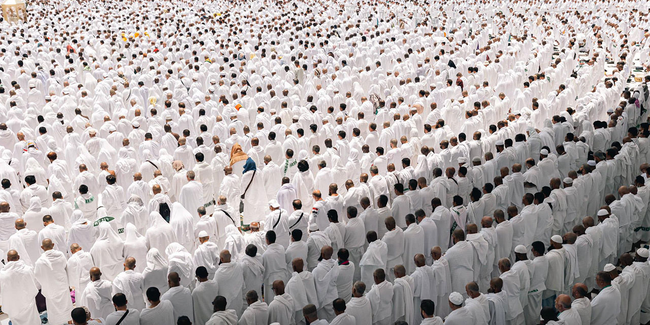 Yüzbinlerce hacı adayı, cuma namazını Mescid-i Haram'da kıldı