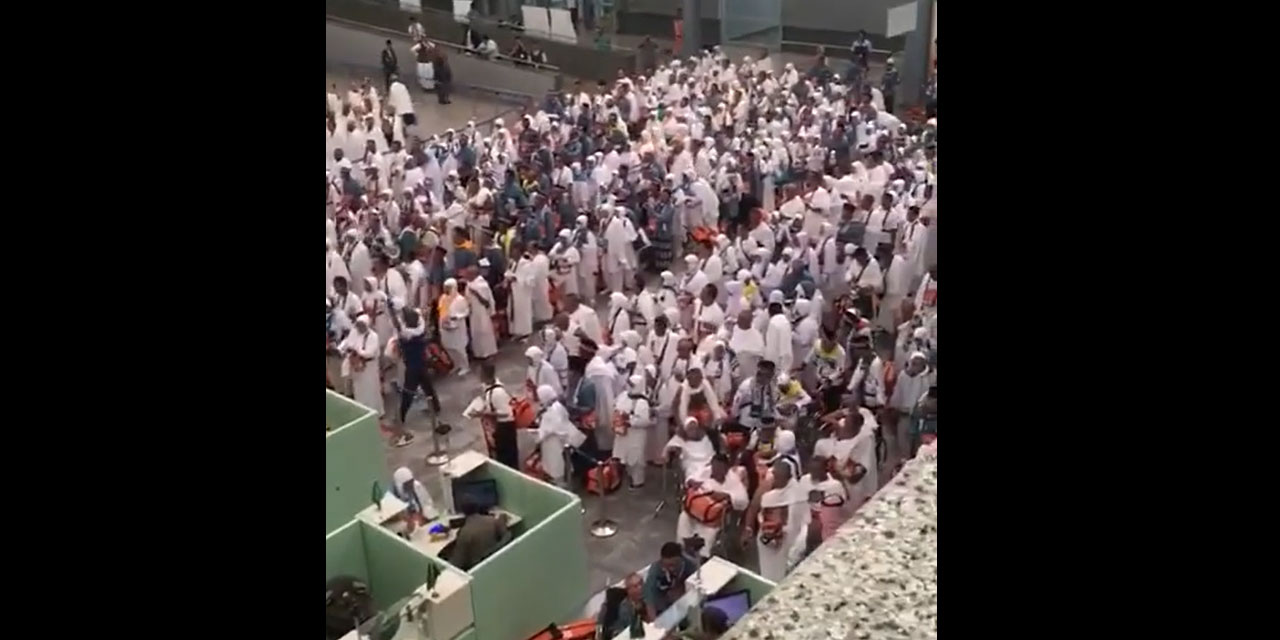 Endonezyalı hacı adayları havaalanını salavatlarla inletti