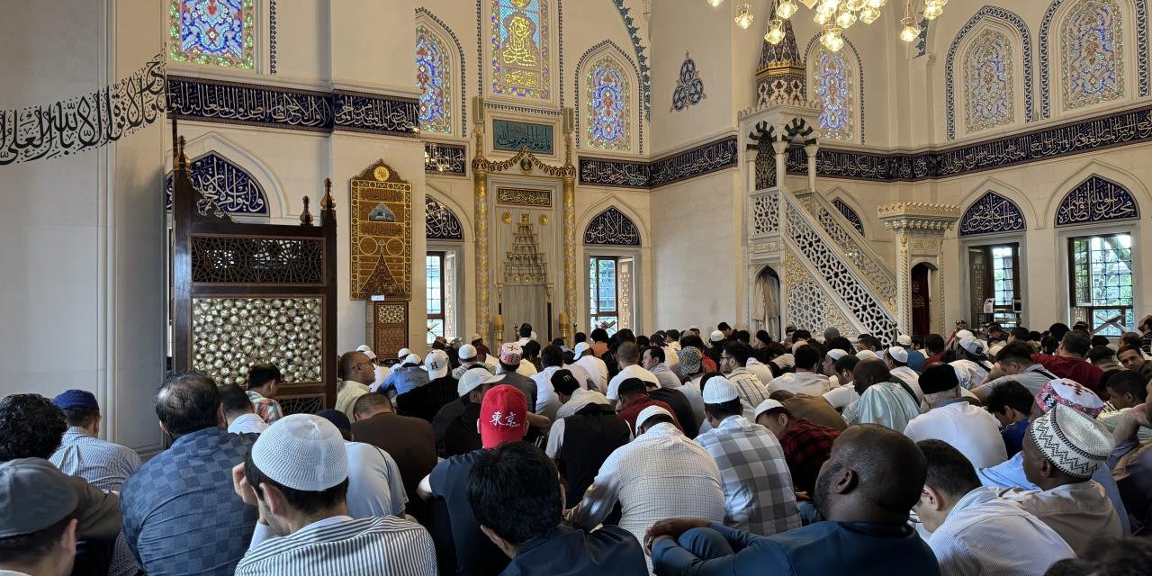 Tokyo Camii'nde 4 dilde bayram hutbesi okundu