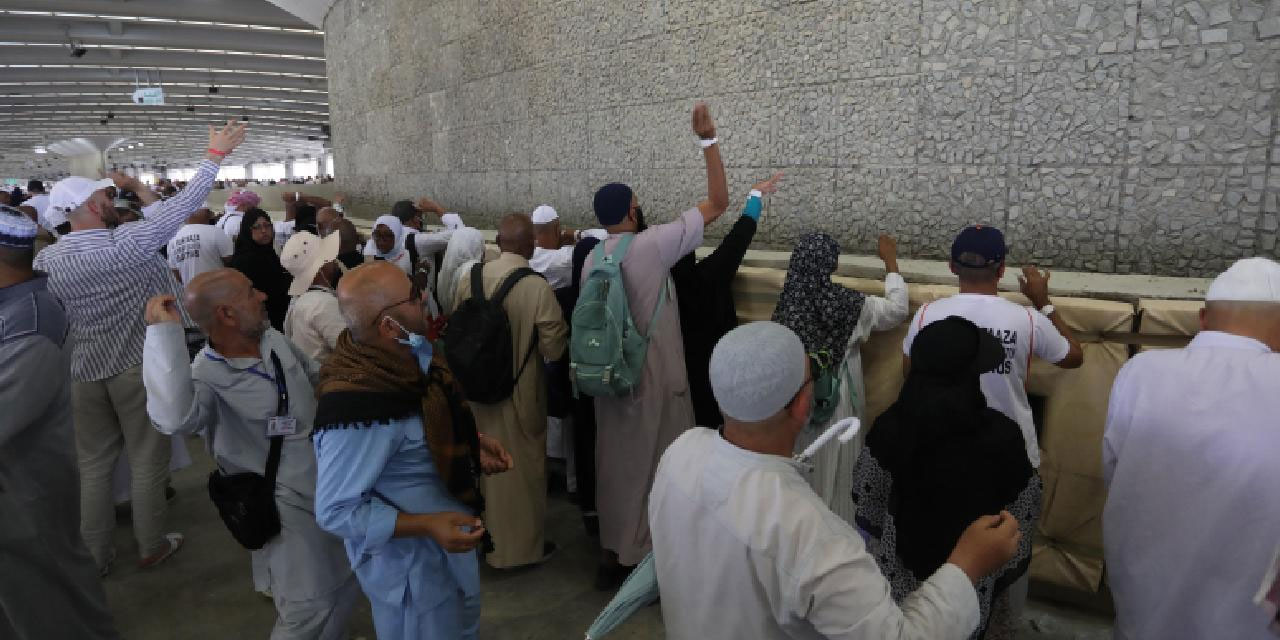 Hacılar şeytan taşlamaya devam ediyor