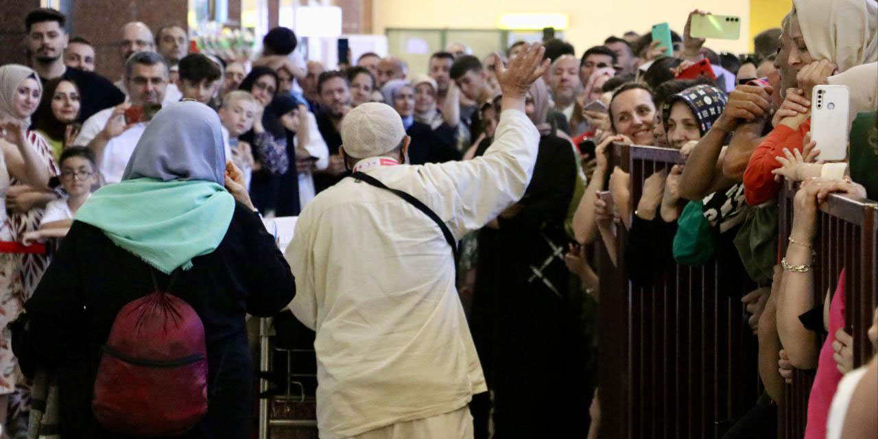 İlk Hacı kafilesi yurda döndü: Hayatımda böyle güzellik yaşamadım