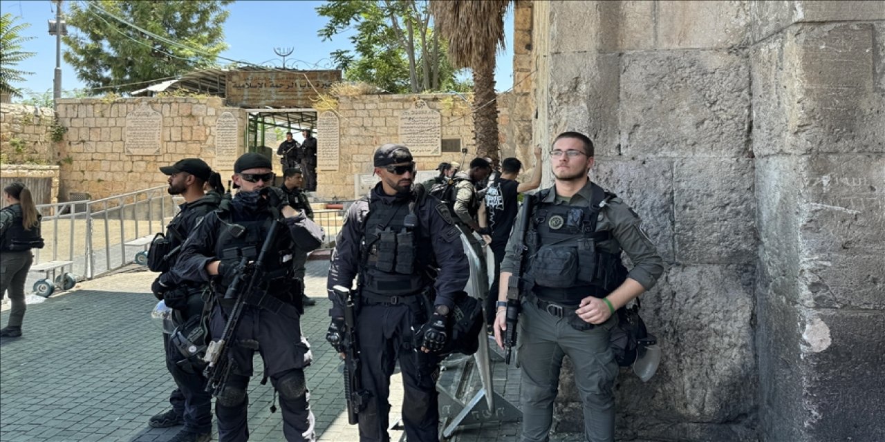 Katil israil polisi, bir çok Filistinlinin cuma namazını Mescid-i Aksa’da kılmasını engelledi