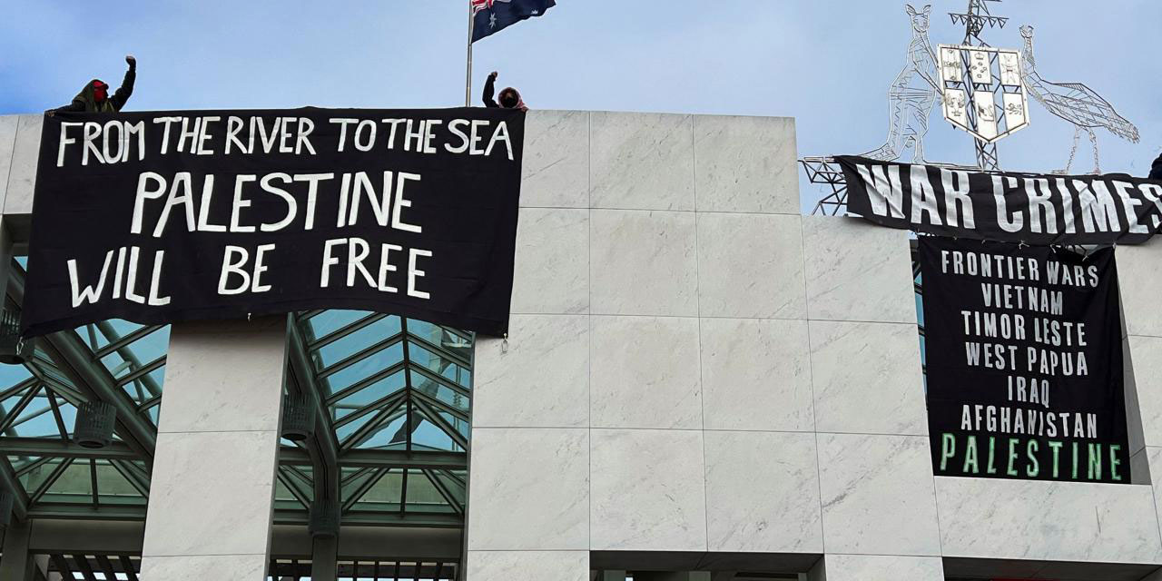 israil karşıtları meclisin çatısına çıktı: Savaş suçları burada teşvik ediliyor