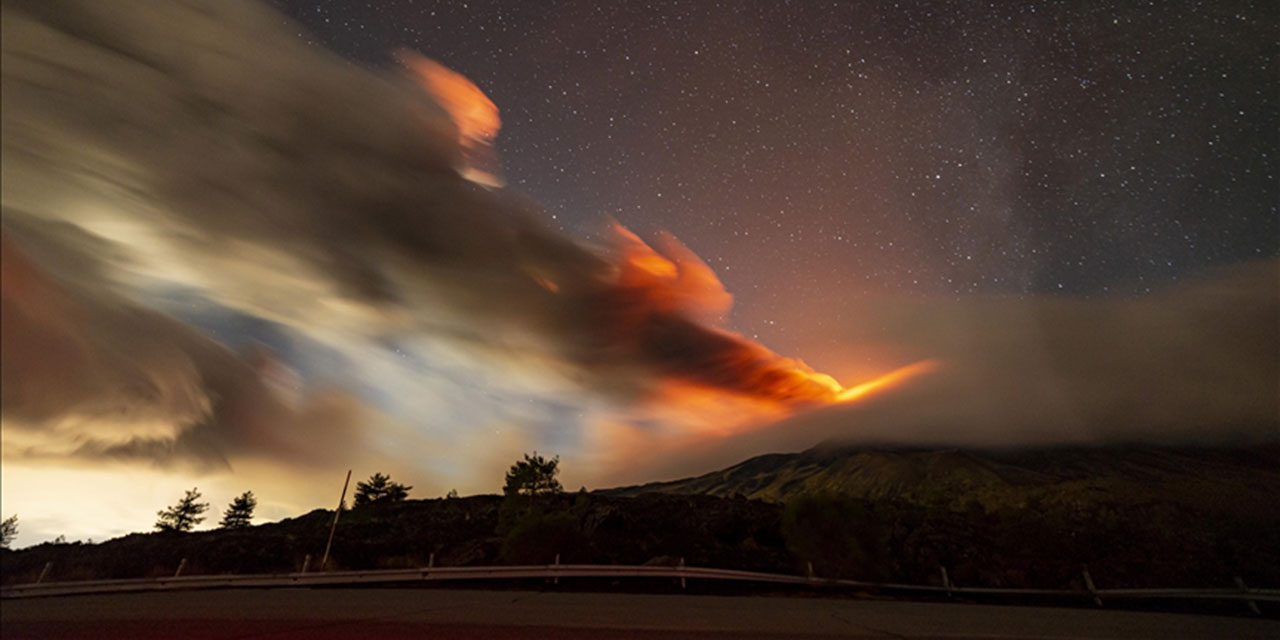 Etna Yanardağı'nın lav ve külleri 4,5 kilometre yüksekliğe püskürüyor