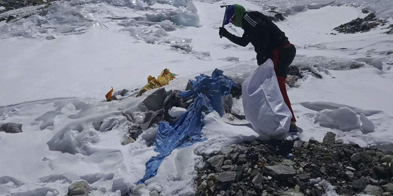 İnsanoğlu, 8,5 km yükseklikteki Everest Dağı'na bile tonlarca çöp bırakmış
