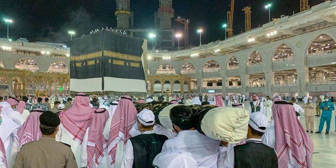 Kabe-i Muazzama'nın örtüsü Kisve-i Şerif değiştirildi