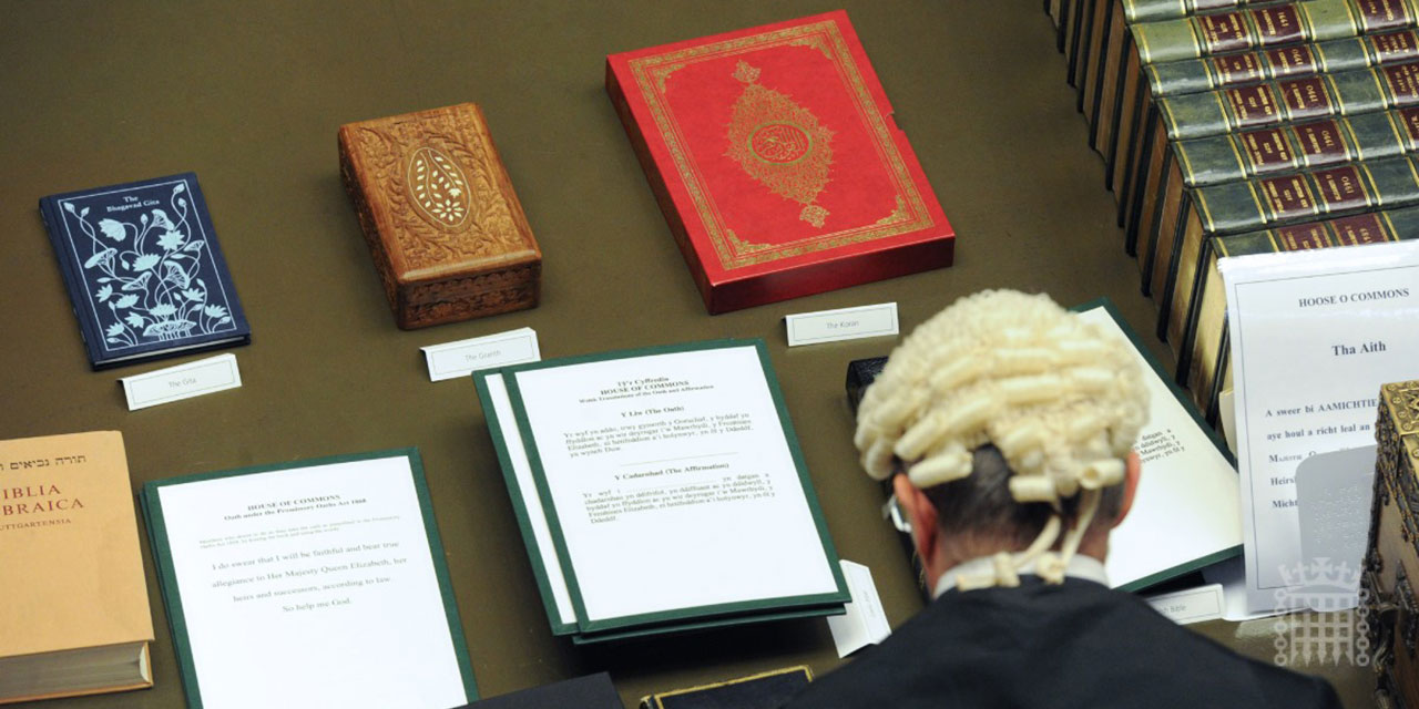 İngiltere'de Müslüman milletvekilleri Kur'an'a el basarak yemin etti