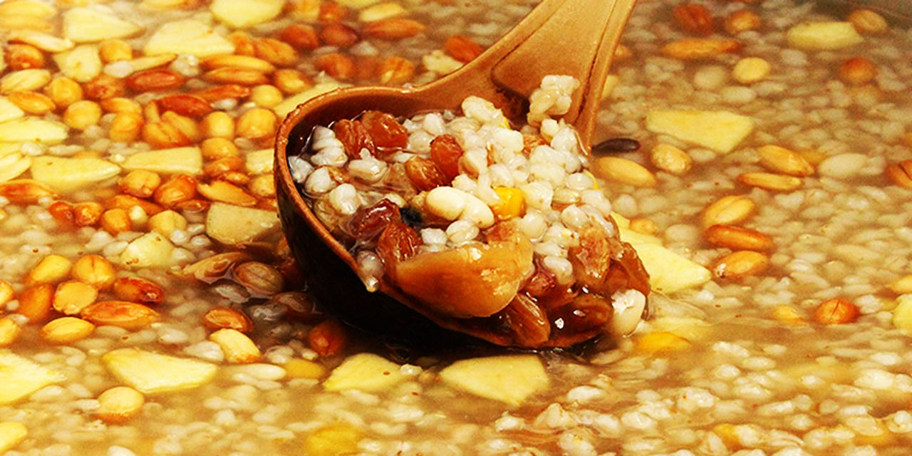 Hediye kabul etmeyen Bediüzzaman'ın talebelerine aşure tavsiyesi