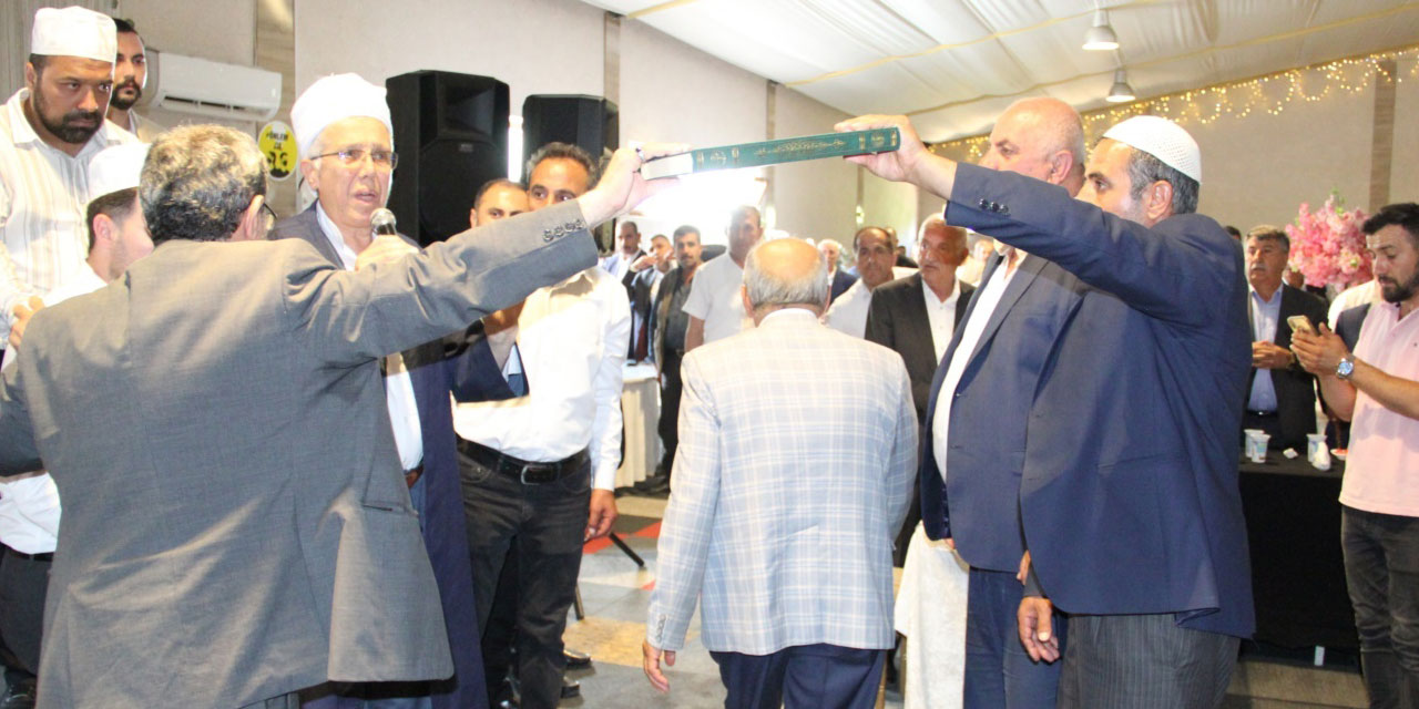 Husumetli aileler Kur'an-ı Kerim'in altından geçerek barıştı