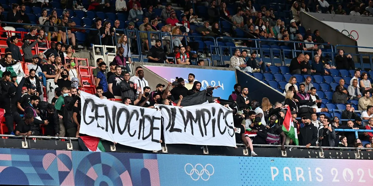 Paraguay taraftarları katil israili olimpiyatlarda protesto etti