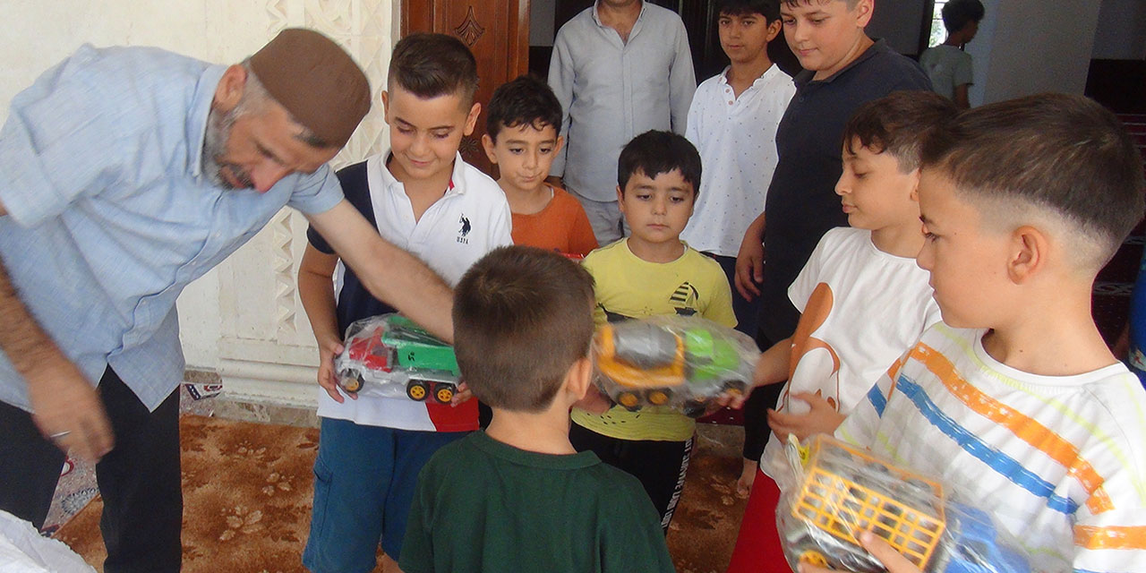 Kur'an-ı Kerim okumasını öğrenen çocuklar çeşitli hediyelerle sevindirildi