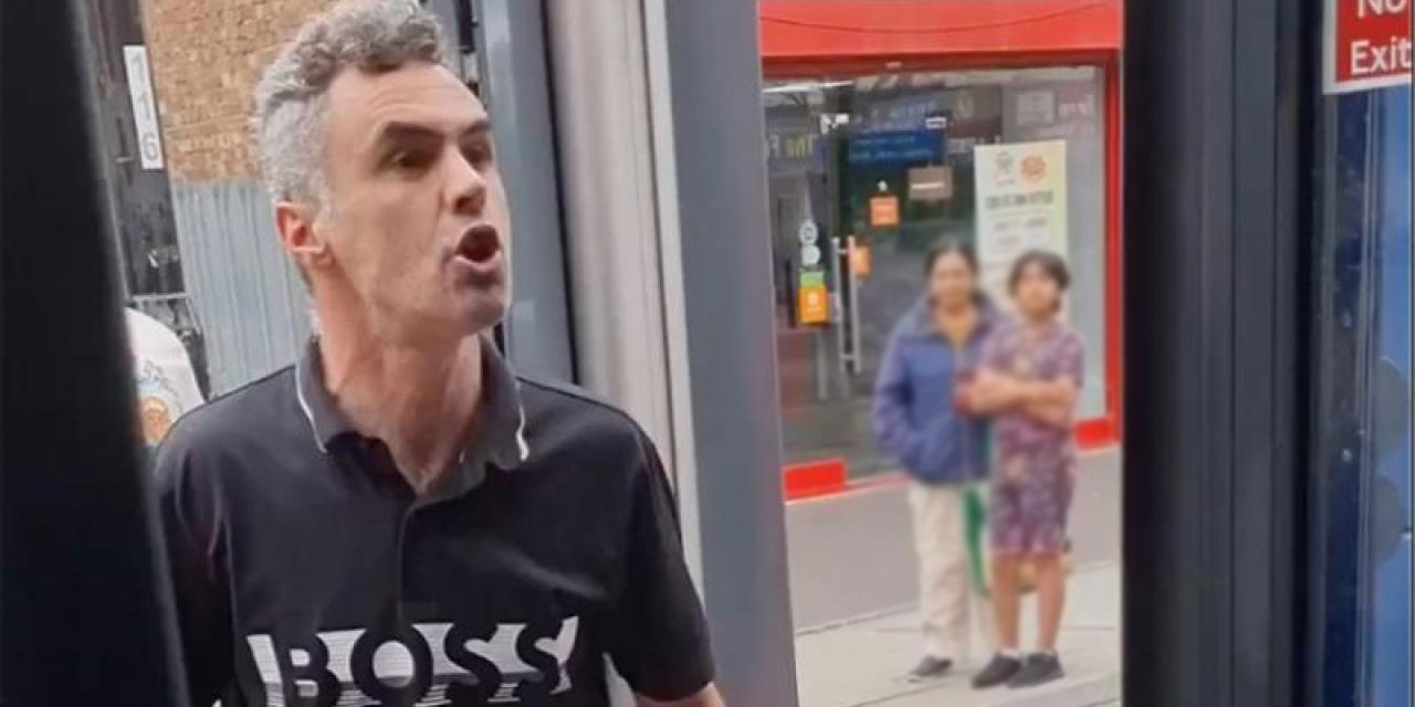 Müslüman otobüs şoförüne tükürüp hakaret eden ırkçıya 10 ay hapis