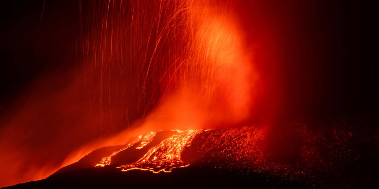 Cehennemin küçük bir örneği Etna Yanardağı yeniden patladı