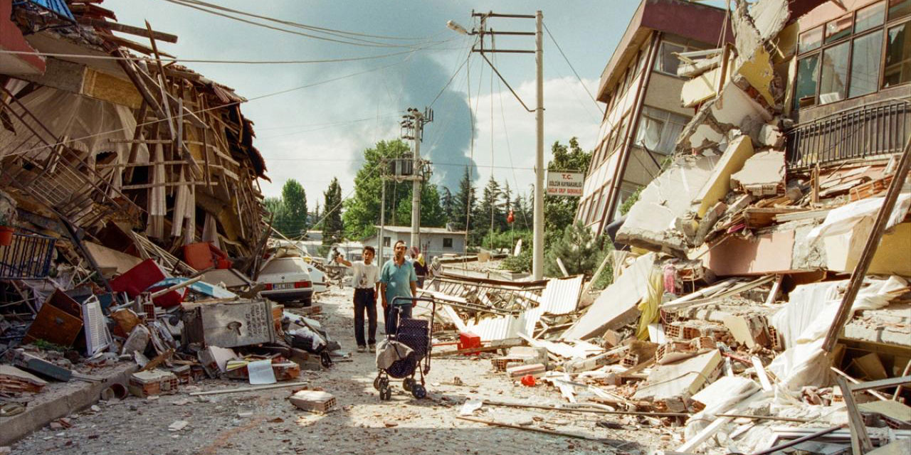 Said Nursi'ye soruldu: Semâvî bir tokat olan deprem, niye biçare Müslümanlara iniyor?