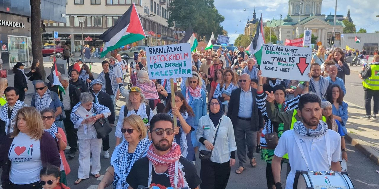 İsveçliler Filistin'e destek için israil büyükelçiliğine yürüdü