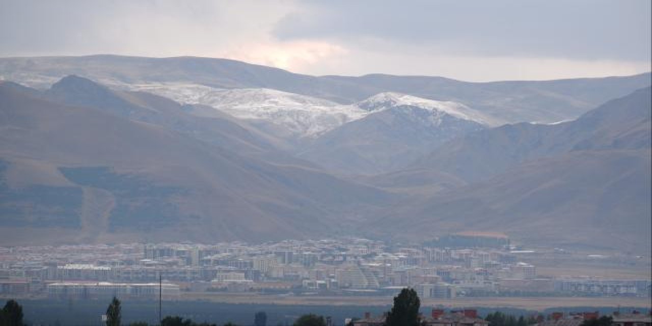 Erzurum'a mevsimin ilk karı yağdırıldı