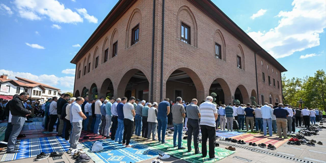 Bir çok ilde Ayşenur Ezgi Eygi için gıyabi cenaze namazı kılındı