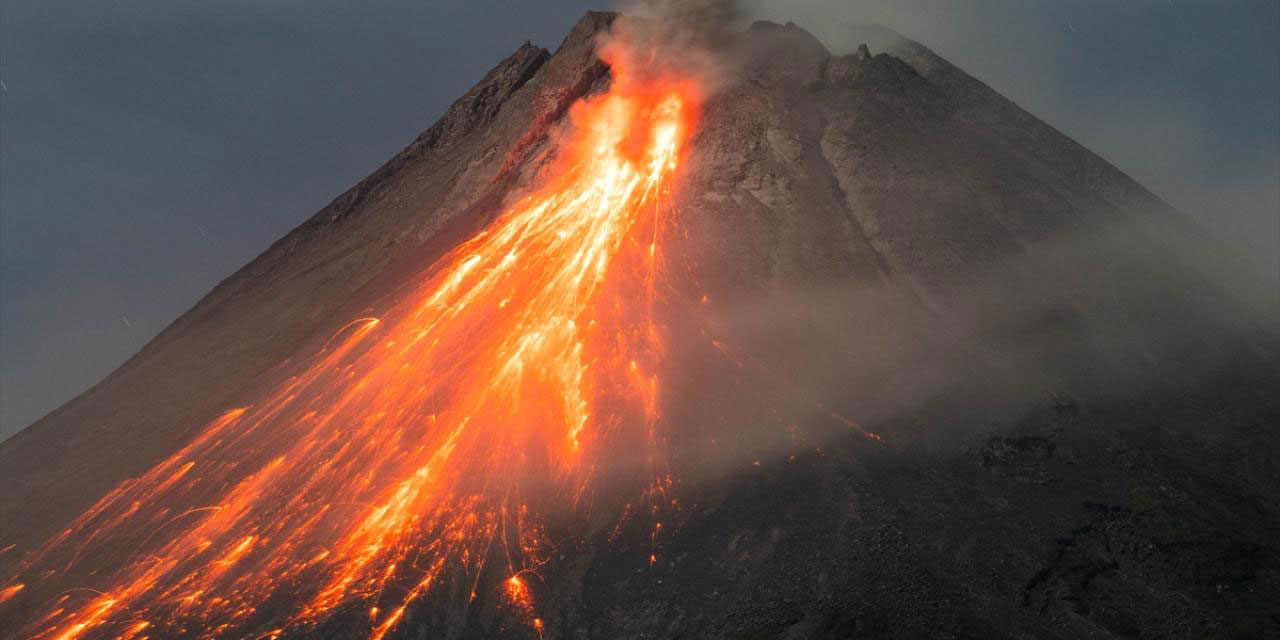 Endonezya'daki Merapi Yanardağı'nda lav nehri oluştu