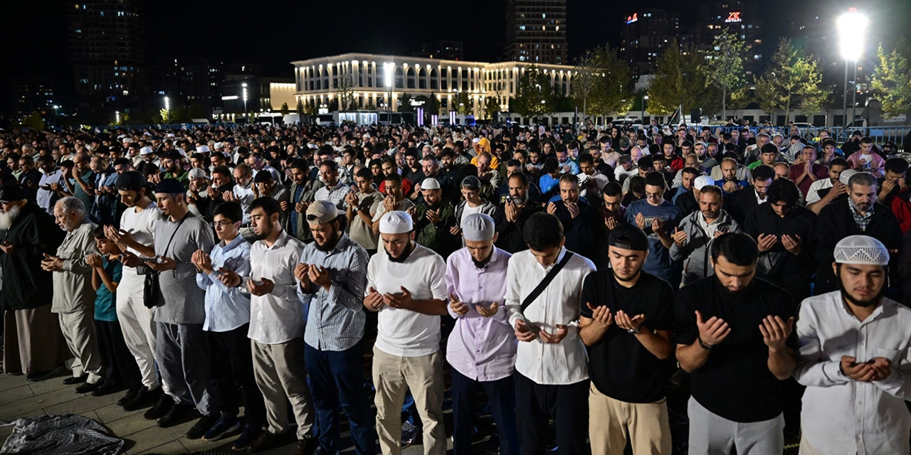 İstanbul'da katil israile lanet Filistin'e dua edildi