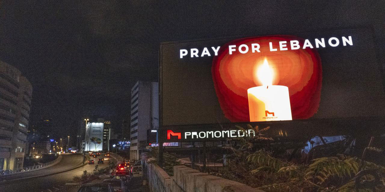 Beyrut’taki reklam panoları, 'Lübnan için dua et' yazısı ile donatıldı