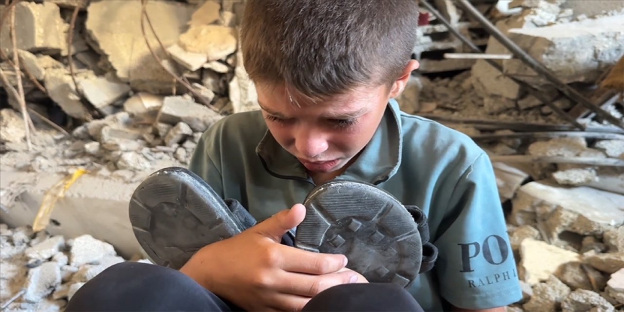 Gazzeli Ebu Taha, israilin öldürdüğü babasının ayakkabısına sarılarak teselli oluyor