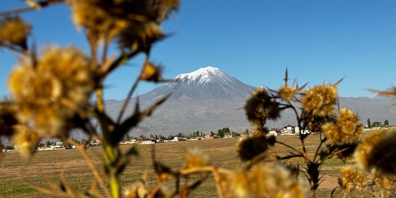 Ağrı Dağı'nın zirvesinde kış, eteklerinde yaz havası yaşanıyor