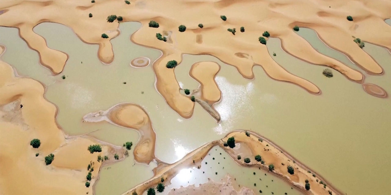 Ol der oluverir: Yağmur yağdırıldı Sahra Çölü'nde sel oldu